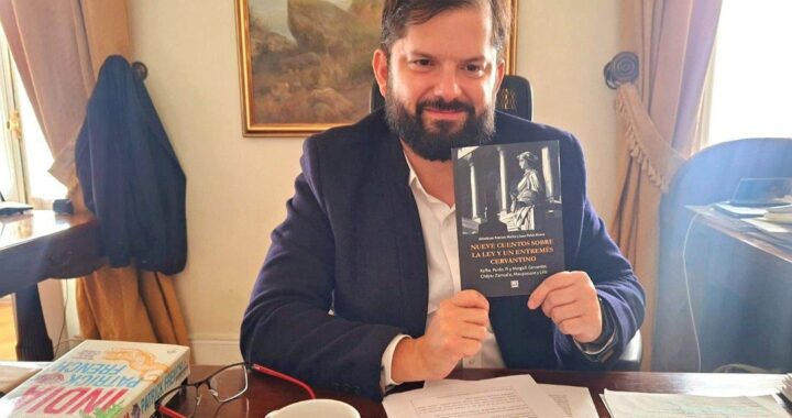 PRESIDENTE BORIC RECIBIÓ LIBRO DE ESCRITORES DE LETRAS LAICAS
