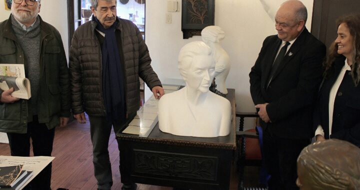 RECEPCIONADO BUSTO DE GABRIELA MISTRAL QUE SERÁ DONADO A LA GRAN LOGIA FEMENINA DE CHILE