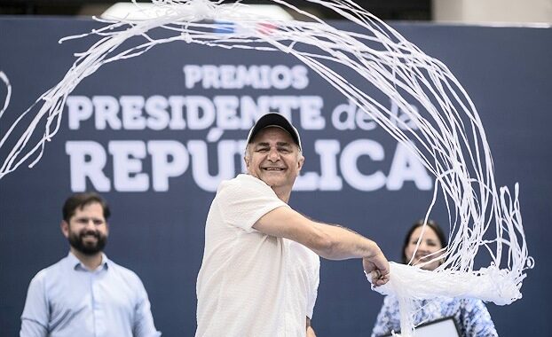 HIJO DE ESCRITOR RECIBIÓ PREMIO PRESIDENTE DE LA REPÚBLICA 2025