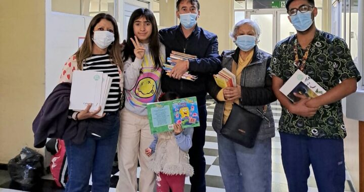 ESCRITORES ENTREGARON LIBROS A PEQUEÑOS PACIENTES DEL HOSPITAL DE NIÑOS DR. LUIS CALVO MACKENNA